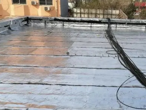 龙泉驿卫生间漏水维修公司分享下龙泉驿屋面楼顶防水刚性防水层施工要点。